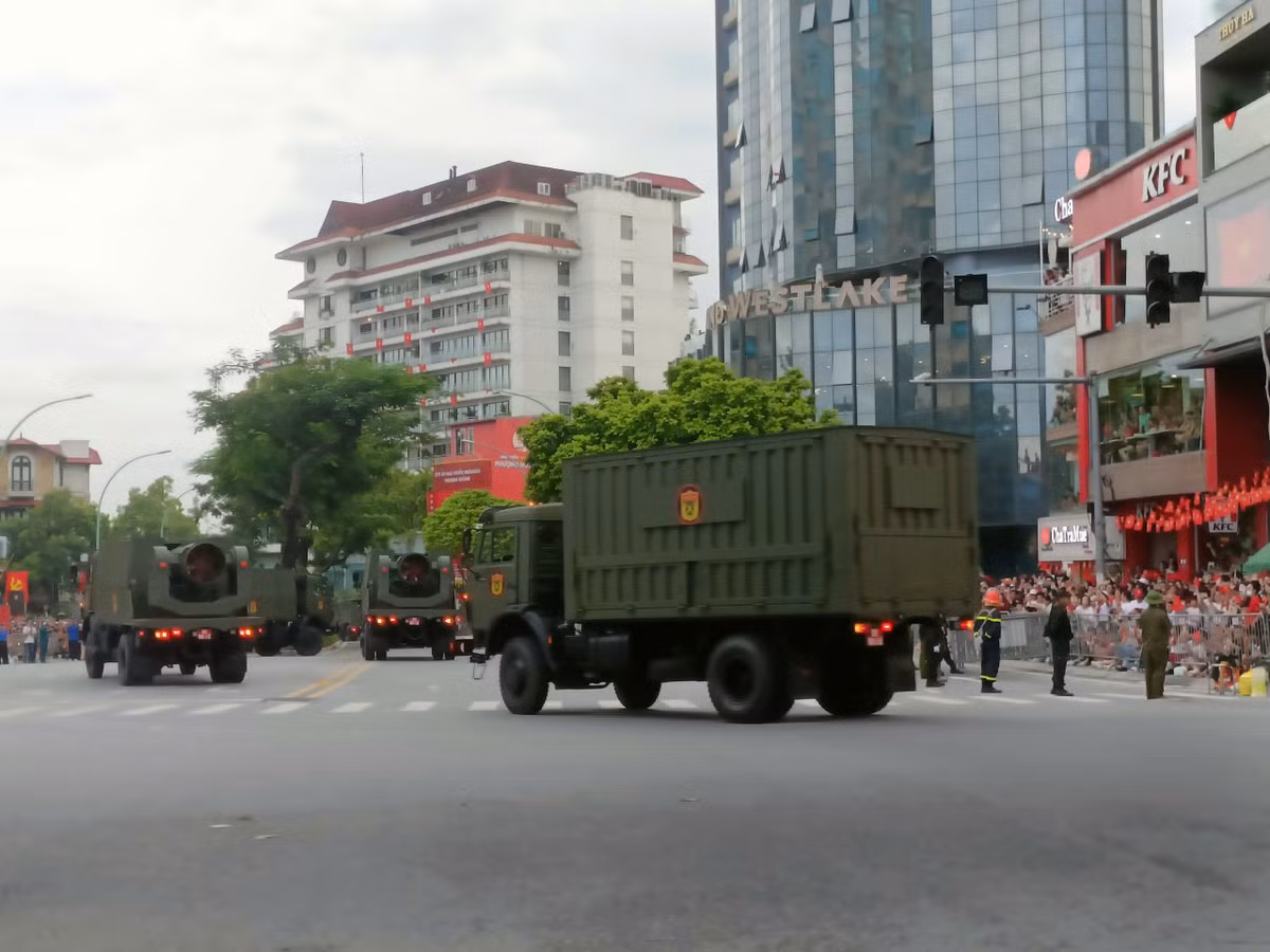 Dàn khí tài quân sự di chuyển qua đường Thanh Niên để đến điểm tập kết.