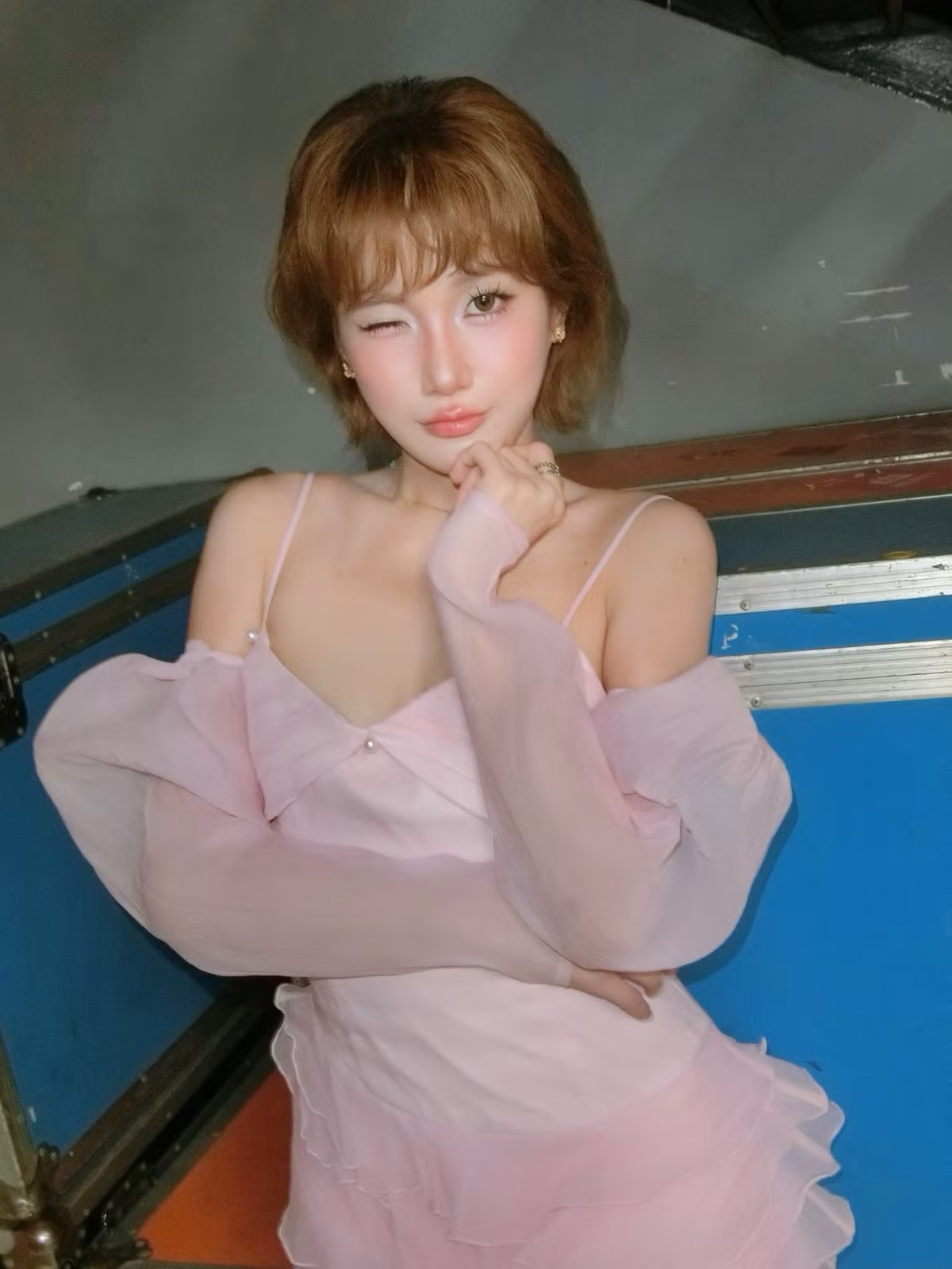 Cô nàng không ngại diện những trang phục cắt xẻ, khoe đường cong.