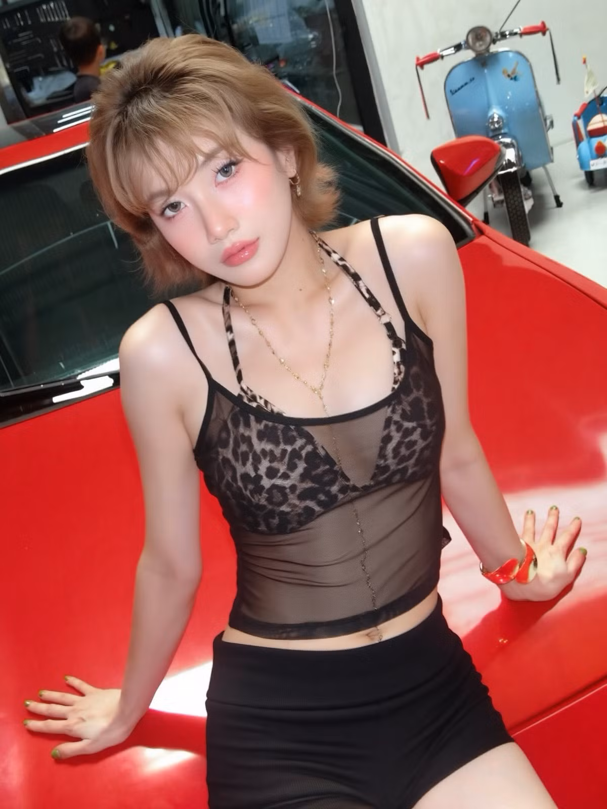 Đặc biệt, Emma lựa chọn set trang phục táo bạo, phô diễn vóc dáng mảnh mai nhưng vẫn đầy sức sống. Cô nàng diện áo bra ren họa tiết da báo kết hợp với áo lưới xuyên thấu và quần shorts ngắn, khoe trọn vòng eo con kiến và đôi chân dài miên man.