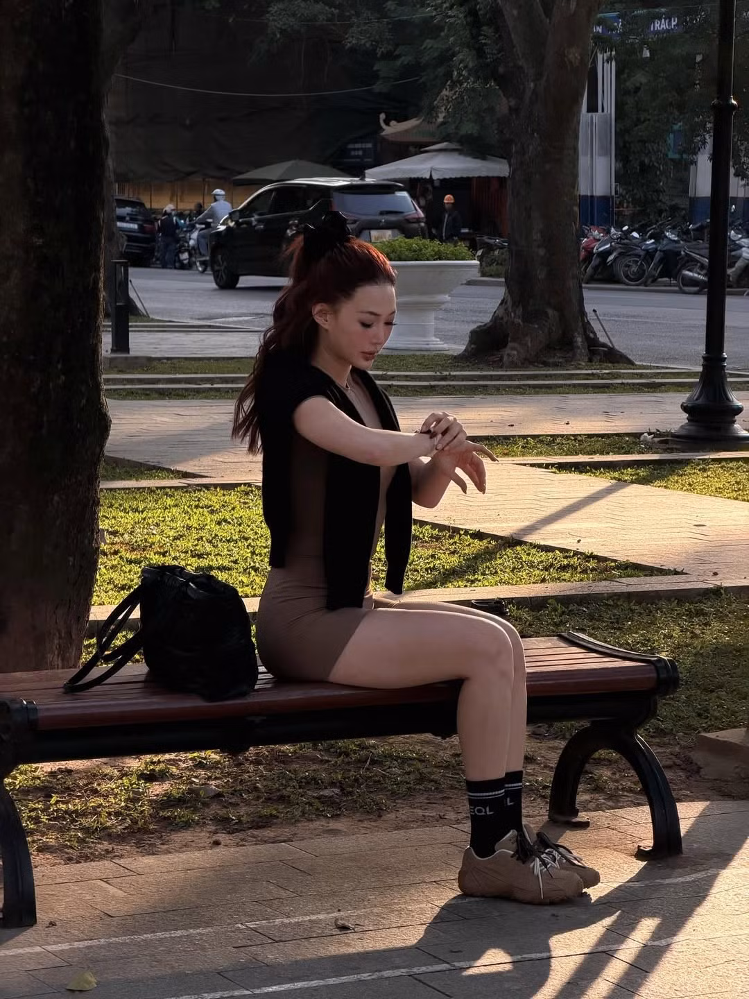 Bộ trang phục liền thân với quần short ôm sát, tay cộc, giúp phô diễn tối đa đường cong cơ thể, đặc biệt là vòng eo thon gọn, vòng ba đầy đặn và đôi chân săn chắc. (Ảnh: IGNV)