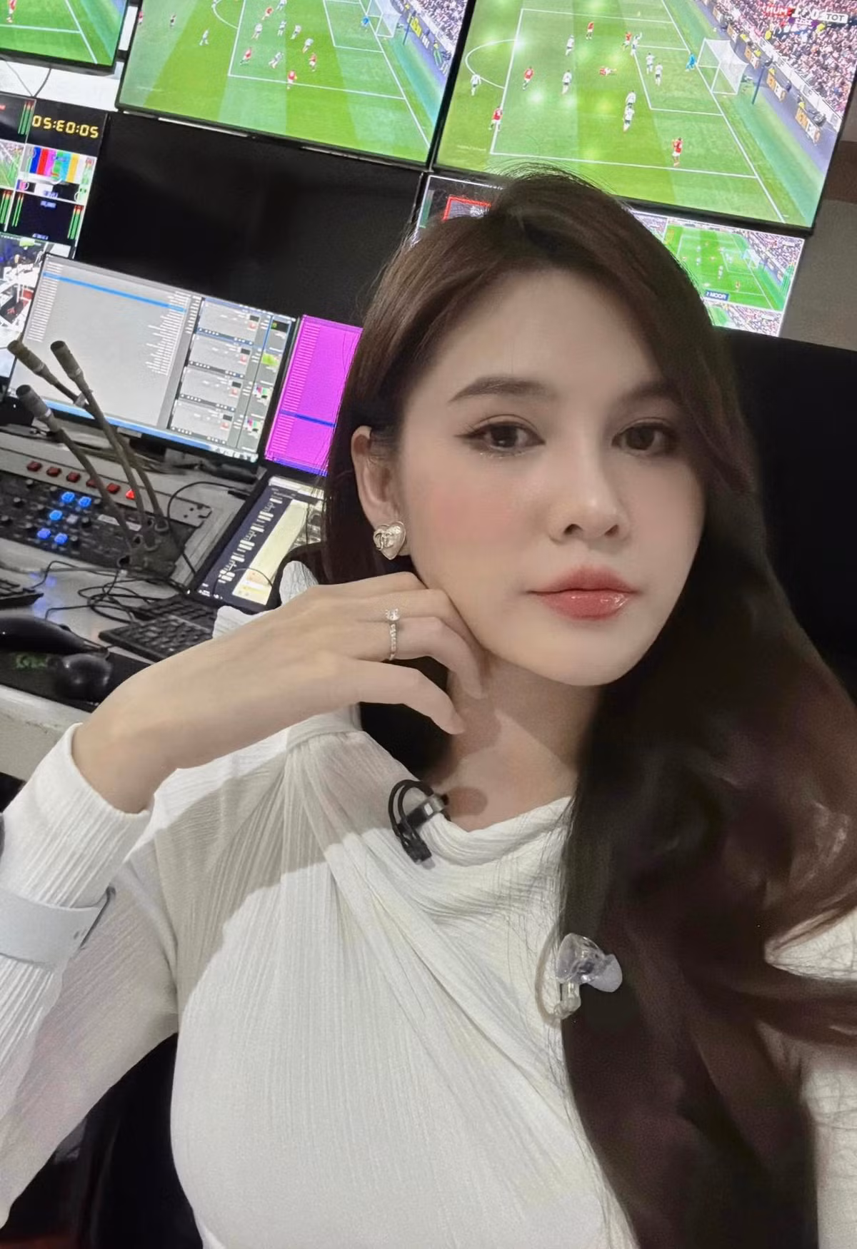 Cô thành công ở cả vai trò MC, diễn viên và kinh doanh thời trang. Cuộc hôn nhân hạnh phúc bên ông xã cũng là yếu tố giúp Thu Hoài luôn rạng rỡ mỗi khi xuất hiện.