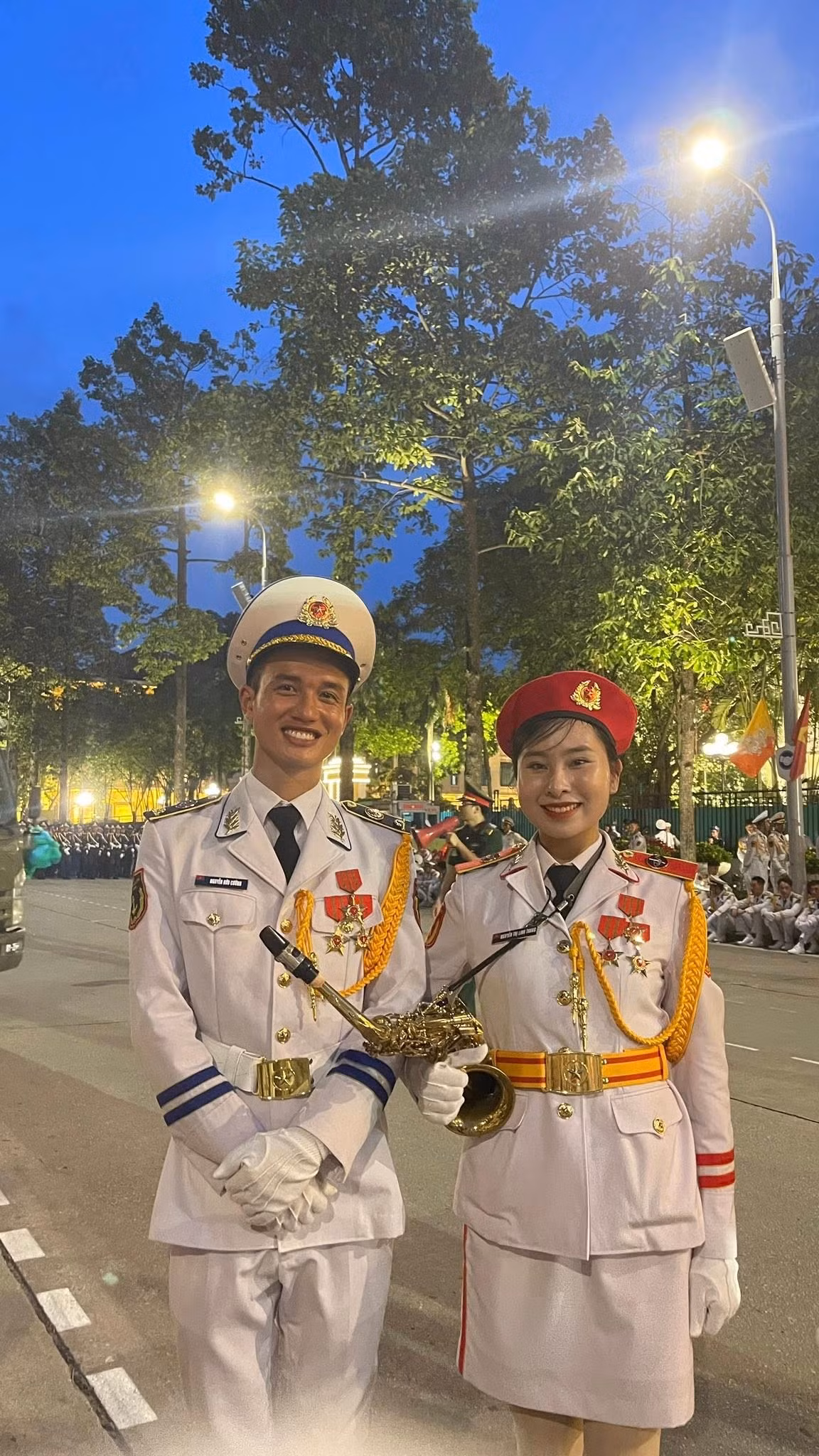 Hành trình A80 với những ngày tập luyện dưới nắng khiến làn da của chàng quân nhân rám nắng, đen đi nhiều. Thế nhưng nụ cười tươi rói của anh chàng chính là điểm nhấn thu hút những người dân xem diễu binh. (Ảnh: FBNV)