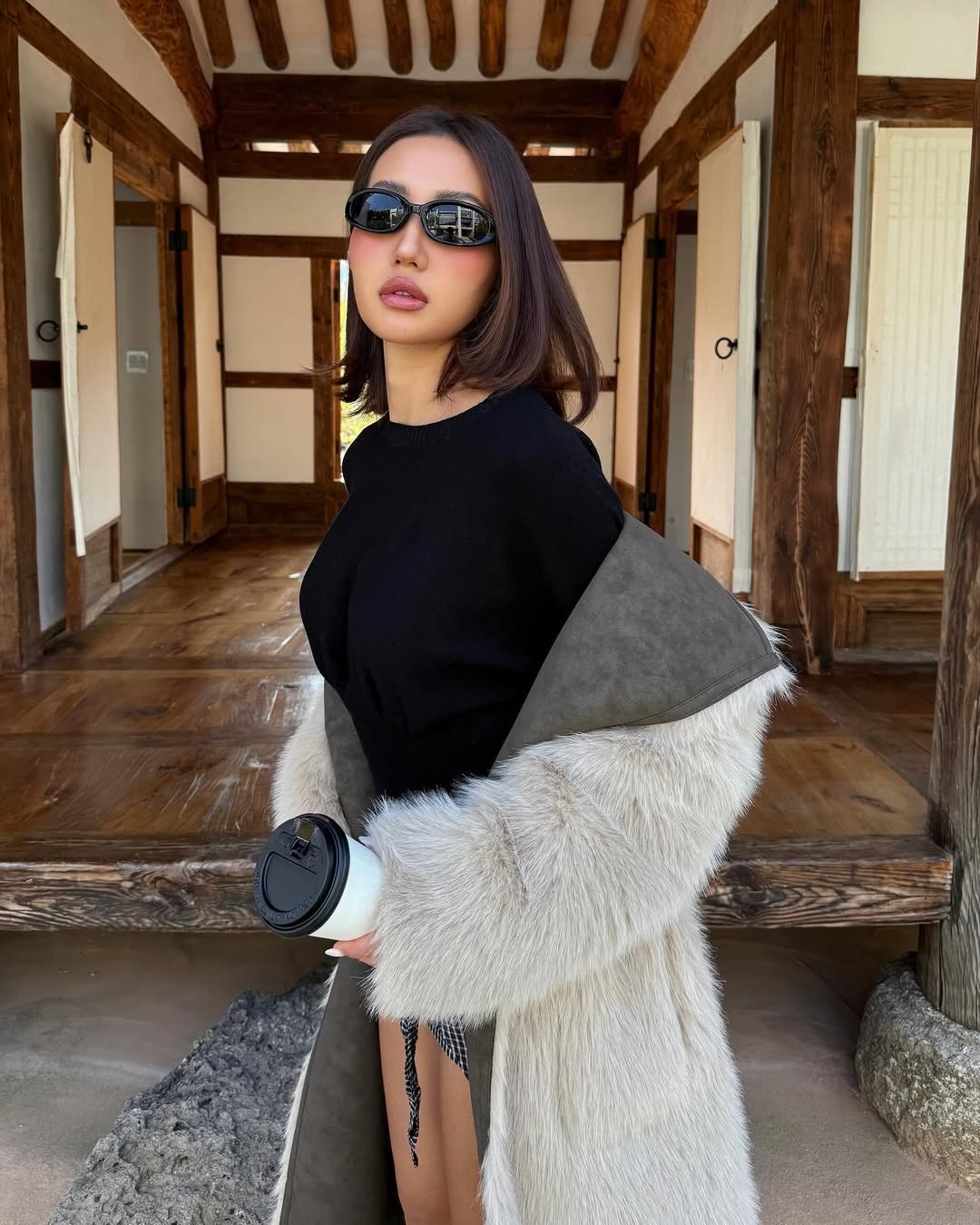 Cô nàng chuyển từ hình tượng ngọt ngào, nữ tính sang phong cách táo bạo, phóng khoáng hơn, làn da nâu khỏe khoắn, sắc sảo, mang hơi hướng phương Tây. (Ảnh: IGNV)