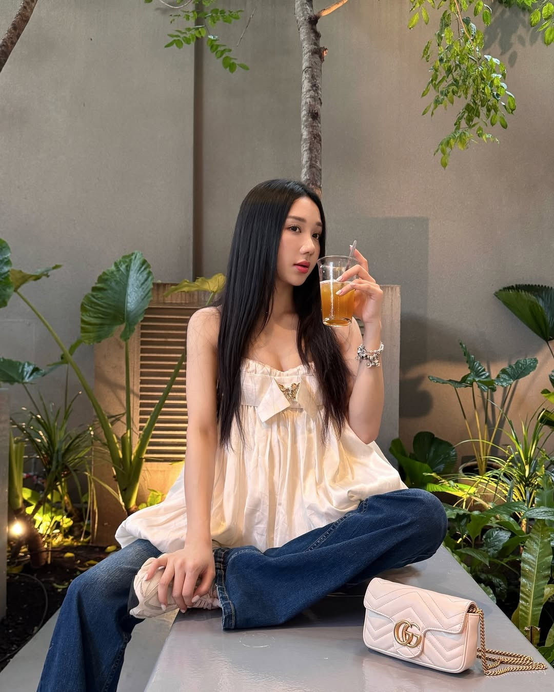 Phần thiết kế tinh tế giúp tôn lên bờ vai mảnh mai, đồng thời tạo sự thoải mái tối đa trong những buổi dạo phố hay cafe cùng bạn bè.