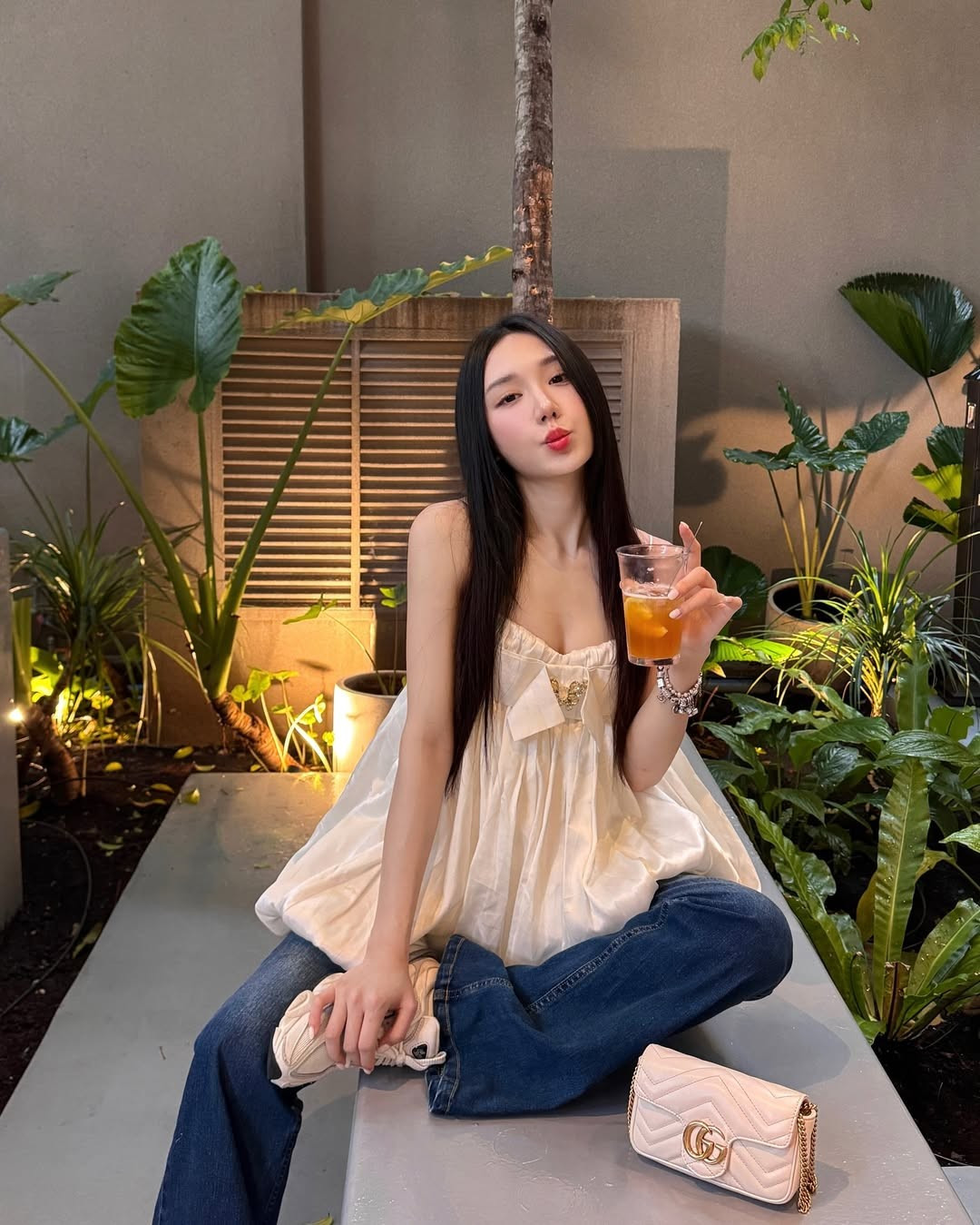 Đây cũng là xu hướng đang được nhiều fashionista ưa chuộng, bởi khả năng “hack dáng” tuyệt vời và dễ phối hợp với nhiều kiểu áo.