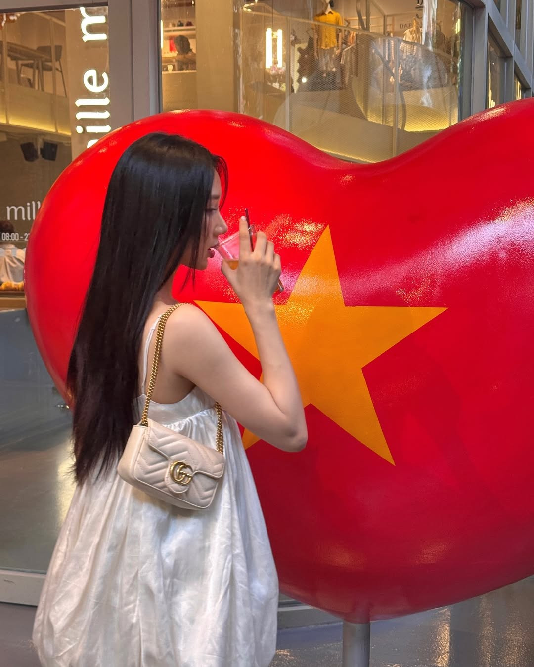 Ở phần bình luận, nhiều người không khỏi xuýt xoa với giao diện ngọt ngào của cô nàng: "Mê quá", "siêu đẹp gái", "nữ thần trong mộng".