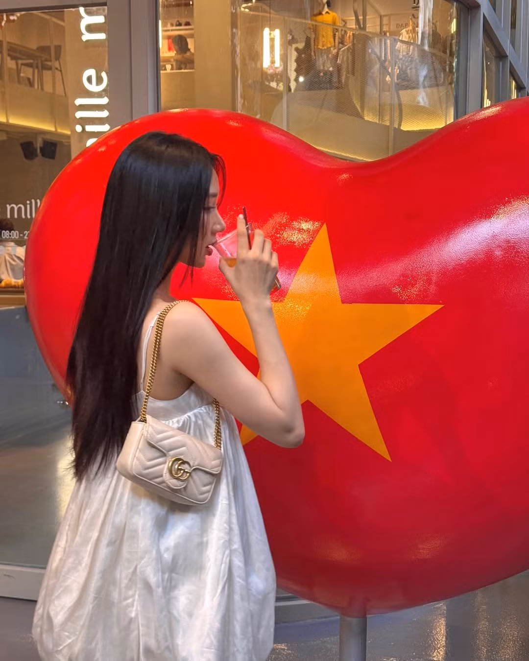 Ở phần bình luận, nhiều người không khỏi xuýt xoa với giao diện ngọt ngào của cô nàng: "Mê quá", "siêu đẹp gái", "nữ thần trong mộng".