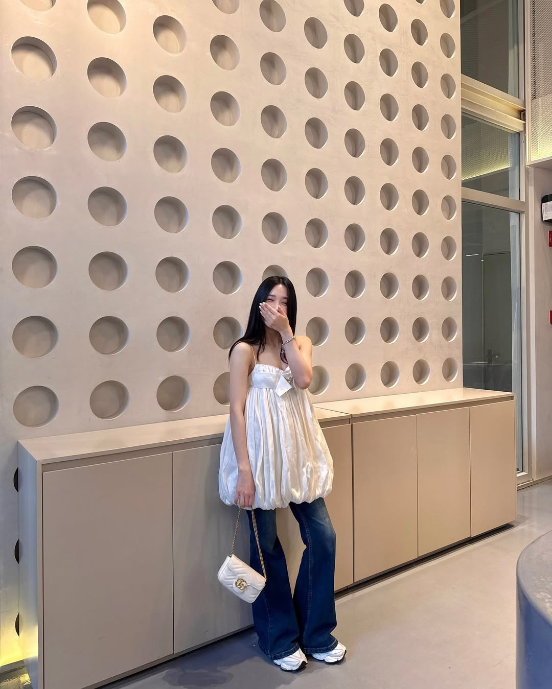 Chính sự tối giản trong cách phối đồ nhưng vẫn đủ điểm nhấn đã làm nổi bật cá tính thời trang của cô nàng – một người luôn biết cách làm mới hình ảnh mà không đánh mất nét đặc trưng nhẹ nhàng vốn có.