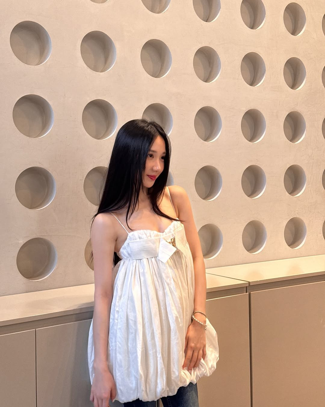 Quần jeans ống loe – một lựa chọn đầy thông minh – cân bằng lại sự mềm mại của phần trên, tạo hiệu ứng thân hình cao ráo, cân đối.