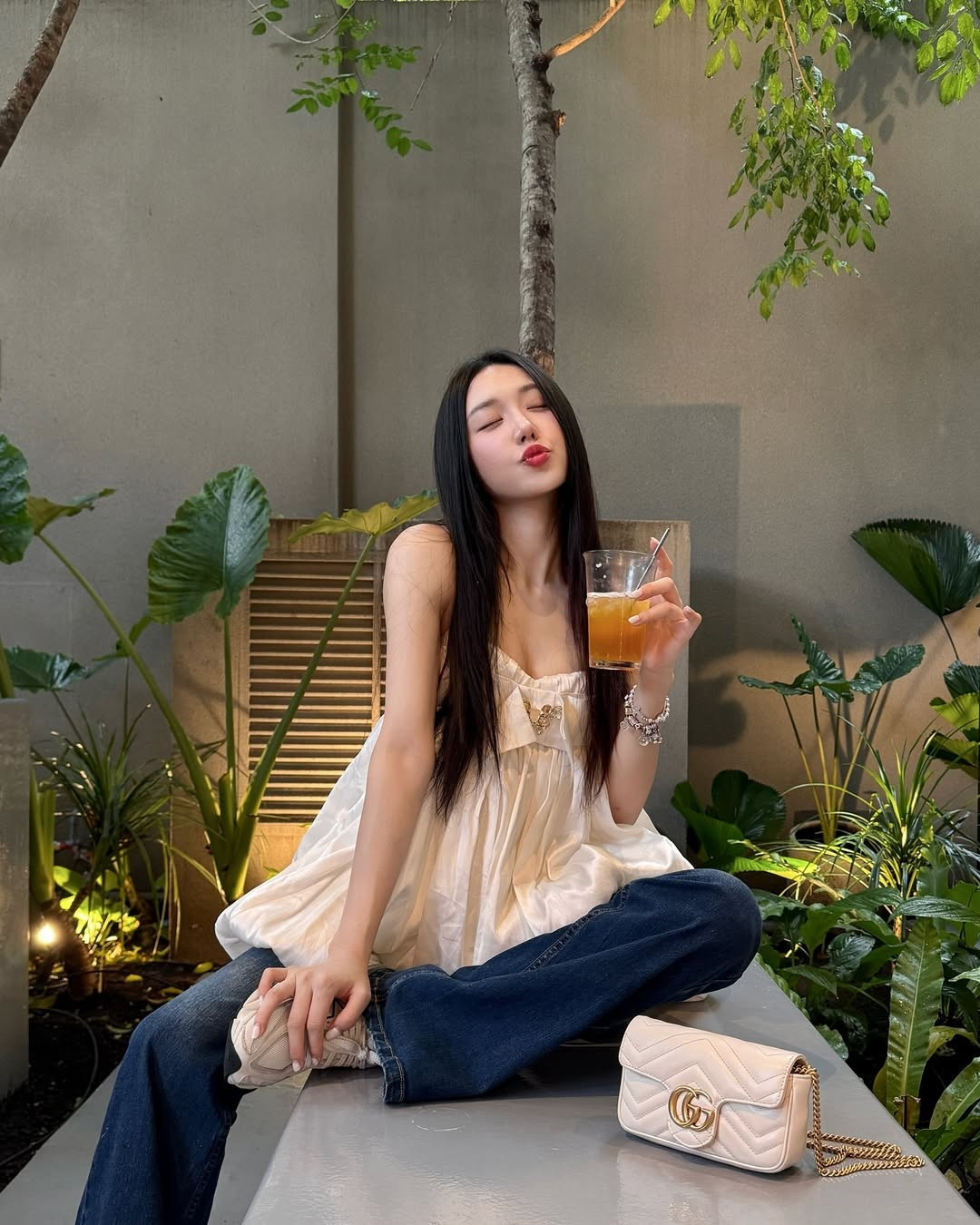 Chiếc áo babydoll với chất liệu satin nhẹ, dáng suông rộng và điểm nhấn là chiếc nơ to bản trước ngực mang đến cảm giác bồng bềnh, tiểu thư. Đây là item lý tưởng cho những cô nàng theo đuổi phong cách “soft girl” hoặc “chất liệu bạn gái” – vừa ngọt ngào, vừa tạo thiện cảm trong ánh nhìn đầu tiên.