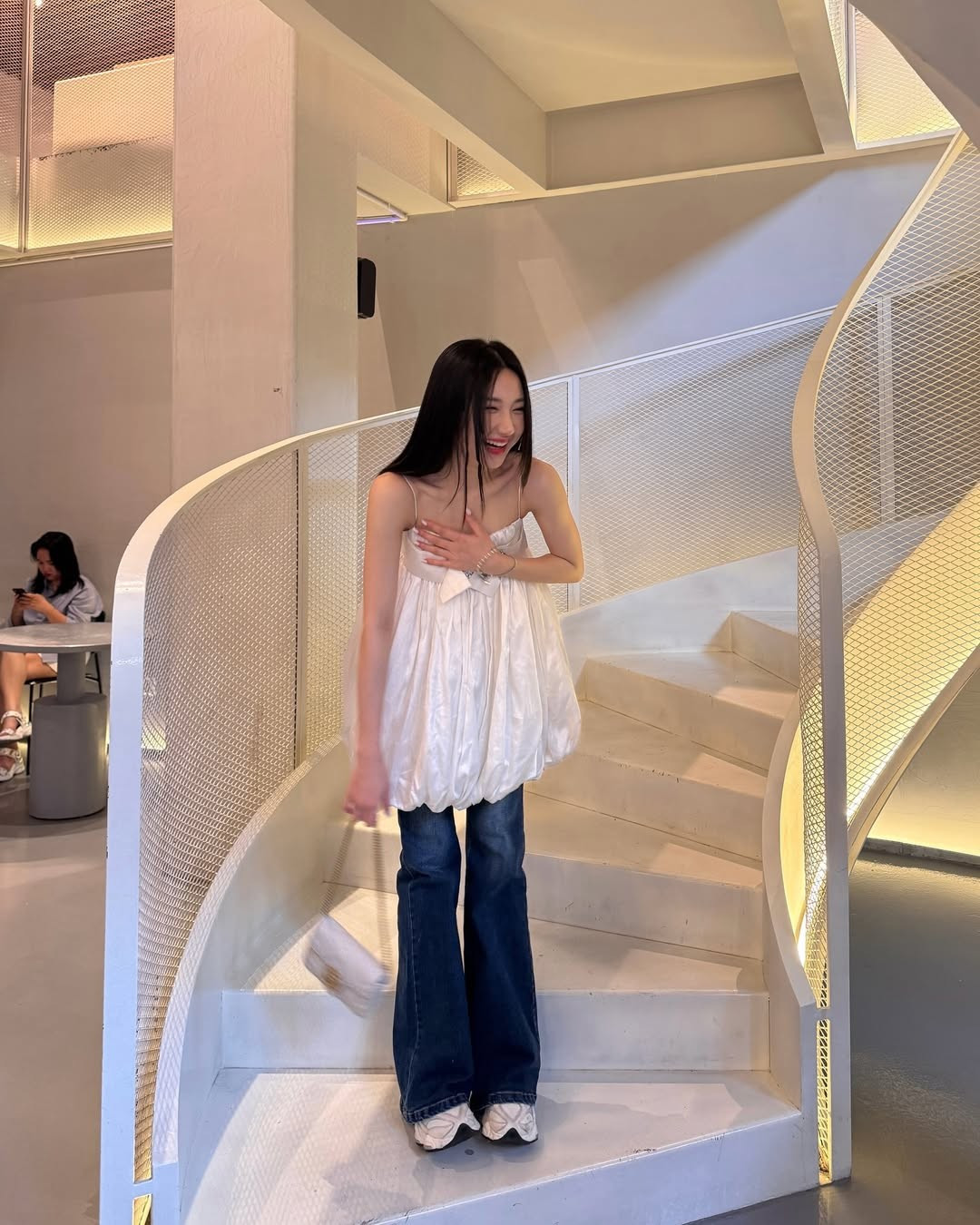 Phong cách thời trang của Mina Young trong loạt ảnh này không chỉ thể hiện gu thẩm mỹ tinh tế mà còn lan tỏa nguồn năng lượng tích cực và sự tươi trẻ. Dù là ở quán cafe, bậc thang trắng uốn lượn hay góc sân vườn đầy cây xanh, Mina vẫn nổi bật với vẻ đẹp hiện đại nhưng gần gũi – đúng với tinh thần thời trang dành cho các “cô bạn gái trong mộng”.