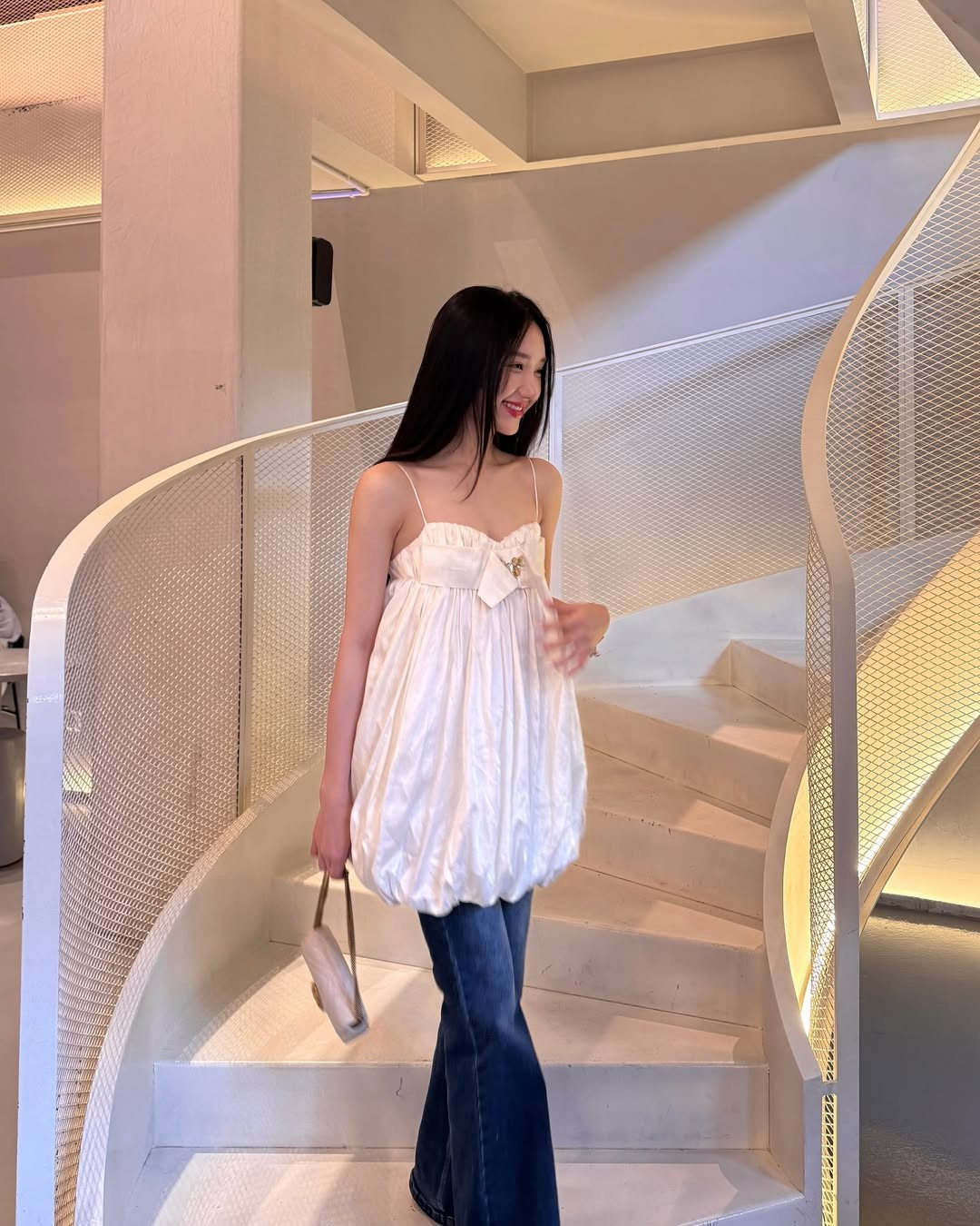 Trong bộ trang phục gồm áo hai dây dáng babydoll phối cùng quần jeans ống loe, Mina như hóa thân thành “nàng thơ” đậm chất Hàn, ngọt ngào và cuốn hút.