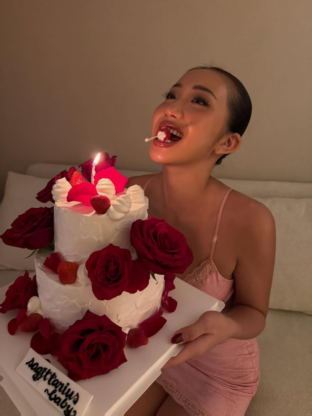 Cô diện thiết kế váy ngủ phối ren tông hồng pastel ngọt ngào nhưng không kém phần táo bạo, khéo léo khoe trọn vóc dáng mảnh mai và đường cong quyến rũ. (Ảnh: IGNV)