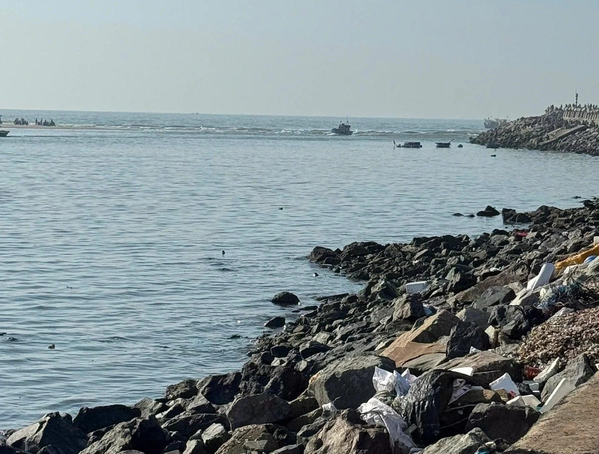 Khu vực cửa biển La Gi liên tục xảy ra vụ việc tàu cá bị chìm khi ra vào. Ảnh: B.H