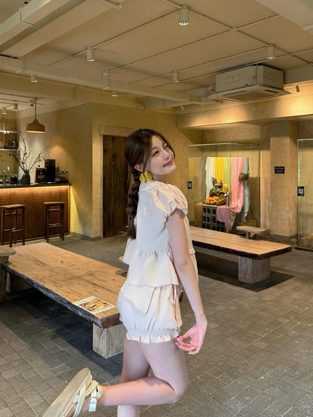 Chiếc mũ cói cùng đôi khuyên hoa to bản màu vàng là sự kết hợp hoàn hảo cho một buổi trà chiều đầu năm. (Ảnh: IGNV)