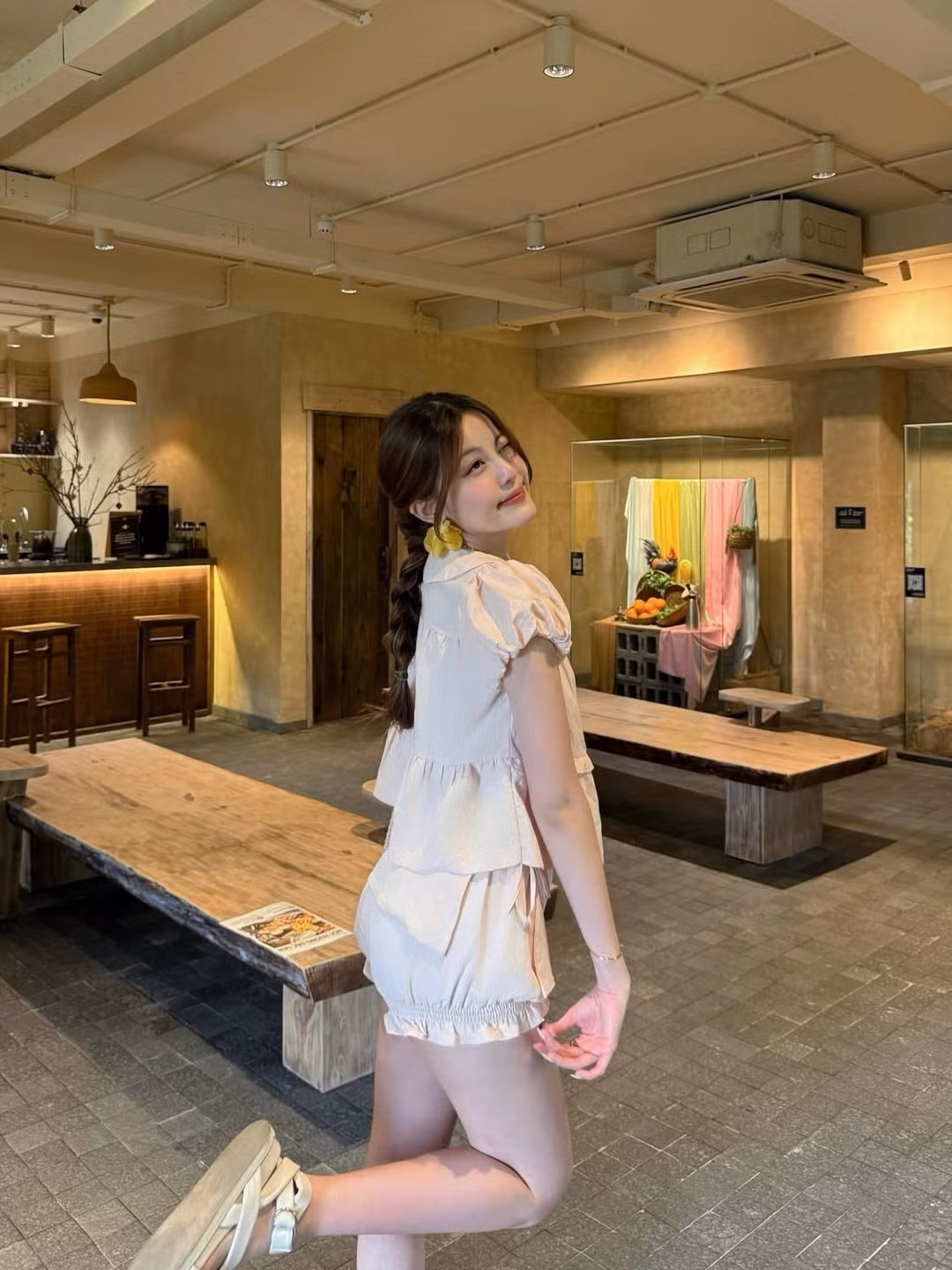 Chiếc mũ cói cùng đôi khuyên hoa to bản màu vàng là sự kết hợp hoàn hảo cho một buổi trà chiều đầu năm. (Ảnh: IGNV)