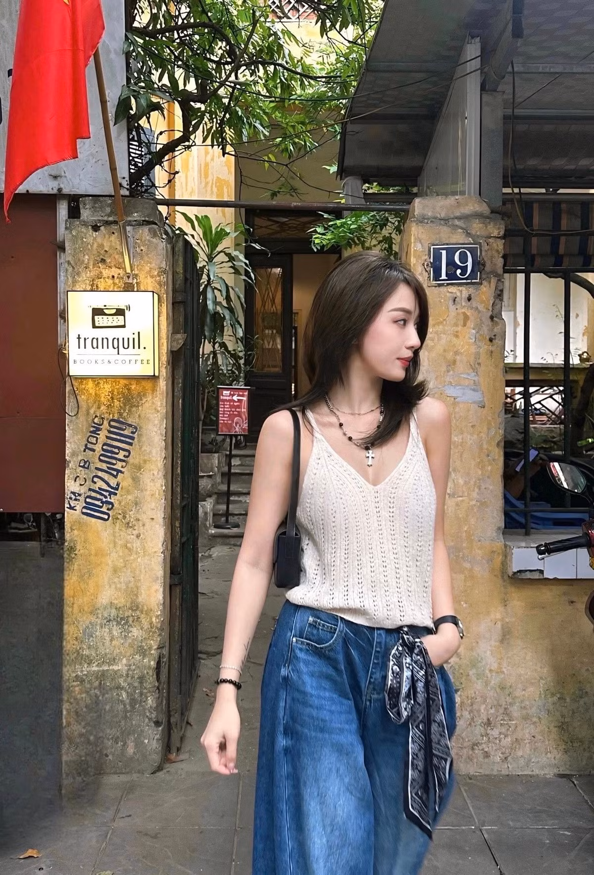 Chiếc áo dệt kim mềm mại, khoe xương quai xanh quyến rũ, trong khi chiếc quần jeans rộng rãi mang lại cảm giác thoải mái và phóng khoáng. (Ảnh: Facebook Hà Kim)