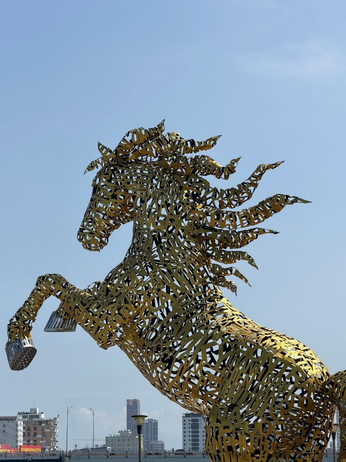 Trong không khí rộn ràng của những ngày cận Tết Bính Ngọ 2026, giữa hàng loạt mô hình con giáp rực rỡ từ khắp nơi trên cả nước, một chú ngựa vàng với cấu tạo đặc biệt ở Đà Nẵng đang trở thành tâm điểm "chiếm sóng" trên khắp các diễn đàn mạng xã hội.