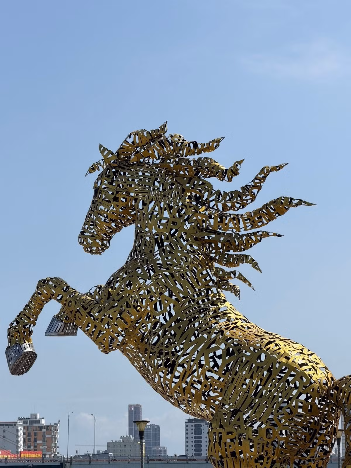 Trong không khí rộn ràng của những ngày cận Tết Bính Ngọ 2026, giữa hàng loạt mô hình con giáp rực rỡ từ khắp nơi trên cả nước, một chú ngựa vàng với cấu tạo đặc biệt ở Đà Nẵng đang trở thành tâm điểm "chiếm sóng" trên khắp các diễn đàn mạng xã hội.