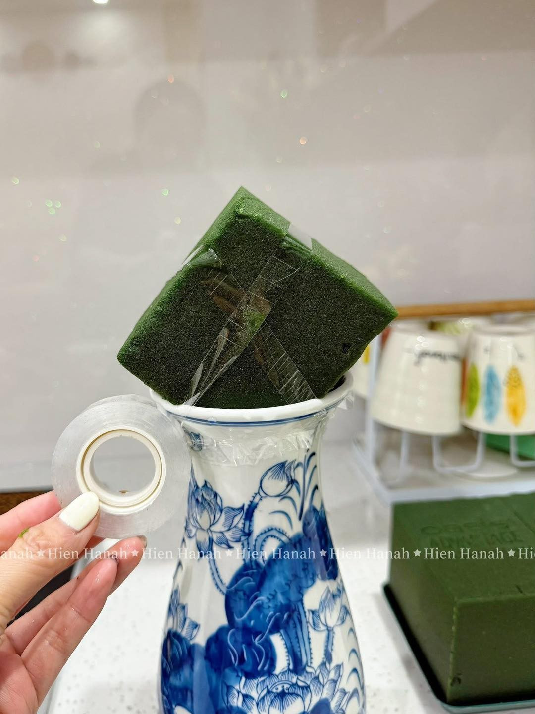 Thay vì cách cắm trực tiếp vào nước như truyền thống, chủ nhân bài viết gợi ý sử dụng xốp cắm hoa. Phương pháp này giúp các cành hoa đứng vững, dễ dàng điều chỉnh độ cao thấp, tạo sự cân đối và trang nghiêm cho không gian thờ cúng.