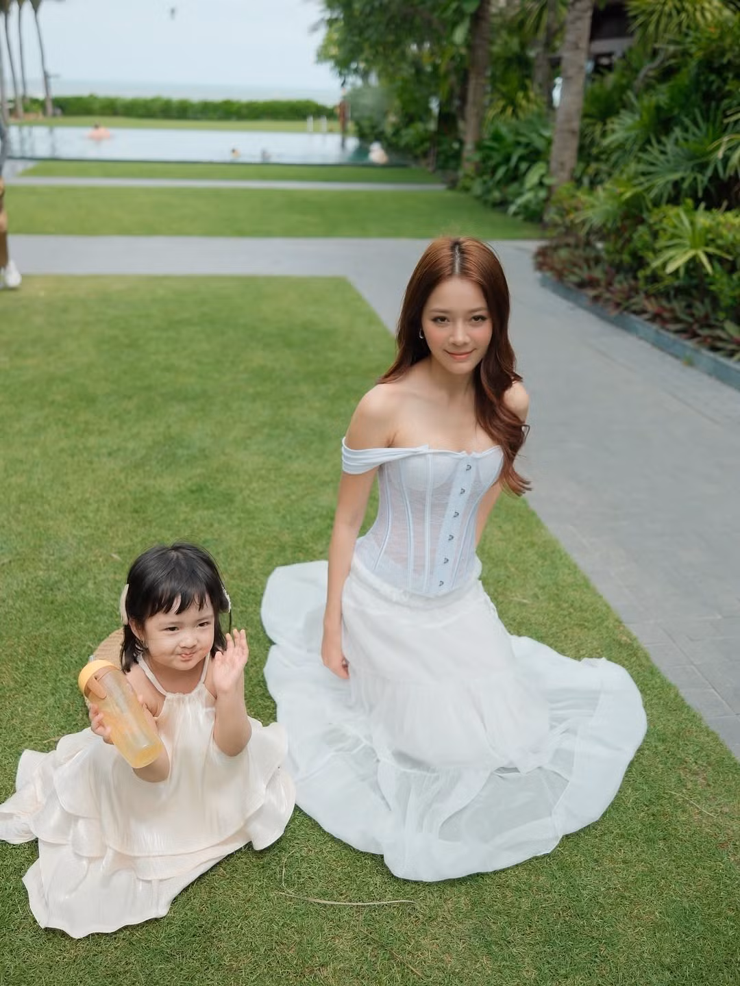 Nữ diễn viên thể hiện sự dịu dàng, ân cần khi nhìn con đầy trìu mến, hay cùng con tham gia các hoạt động đơn giản như nắm tay, ngồi trên thảm cỏ.