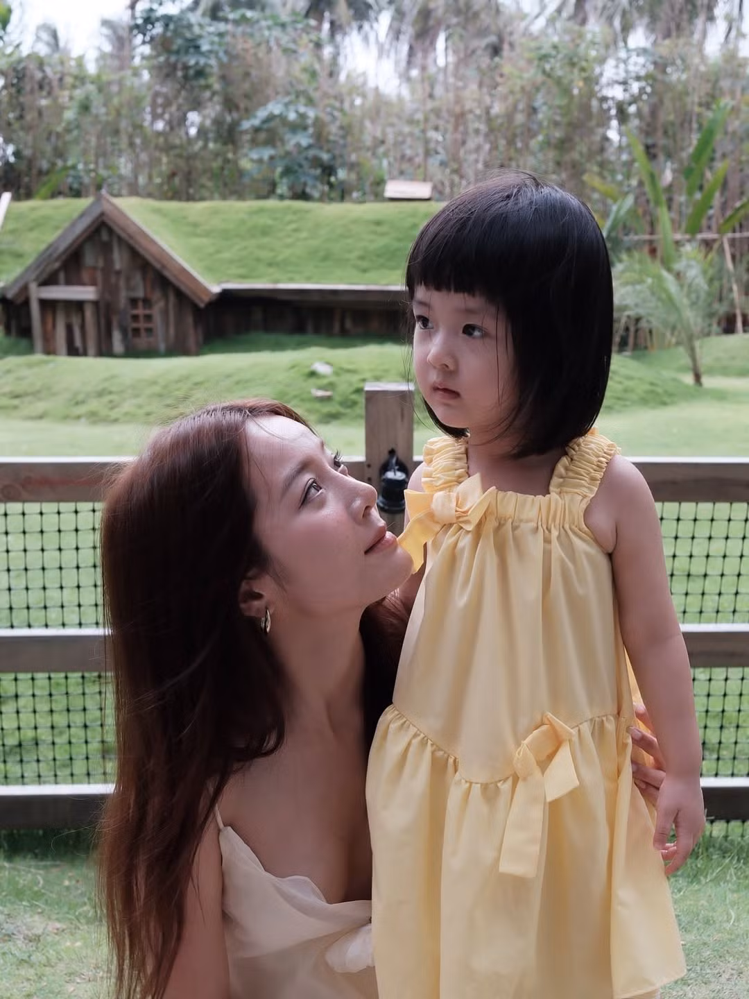 Trong loạt ảnh được chia sẻ, Karen Nguyễn xuất hiện với vẻ ngoài rạng rỡ, trẻ trung. Cô diện chiếc váy trắng tinh khôi, khoe vóc dáng thon gọn đáng ngưỡng mộ dù đã là mẹ một con.