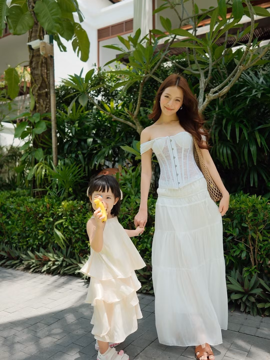 Cô từng chia sẻ về hành trình làm mẹ với nhiều cảm xúc, từ việc tự ti về ngoại hình khi tăng cân đến niềm hạnh phúc vỡ òa khi con chào đời. Với sự hỗ trợ của chồng và nỗ lực của bản thân, Karen Nguyễn nhanh chóng lấy lại vóc dáng và dần trở lại với nghệ thuật.