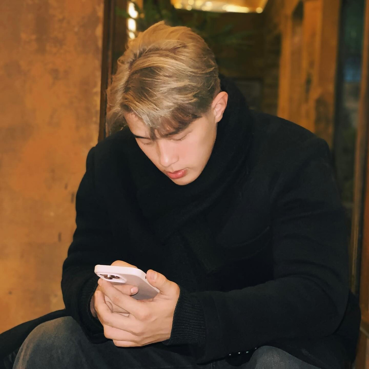 Anh sở hữu chiều cao lý tưởng 1m83. Nam vận động viên sinh năm 2003 nổi bật với mái tóc bạch kim cá tính cùng phong cách ăn mặc trẻ trung, thời trang. (Ảnh: FBNV)