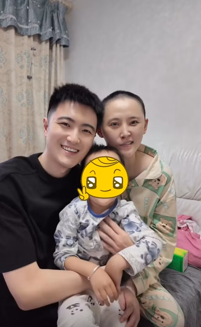 Chồng của nữ blogger - thường được gọi là anh Hảo - cả hai yêu nhau năm 18 tuổi, bên nhau 13 năm và có một con trai. Gia đình nhỏ này từng là hình mẫu hạnh phúc, được nhiều người ngưỡng mộ. (Ảnh: LINE TODAY)