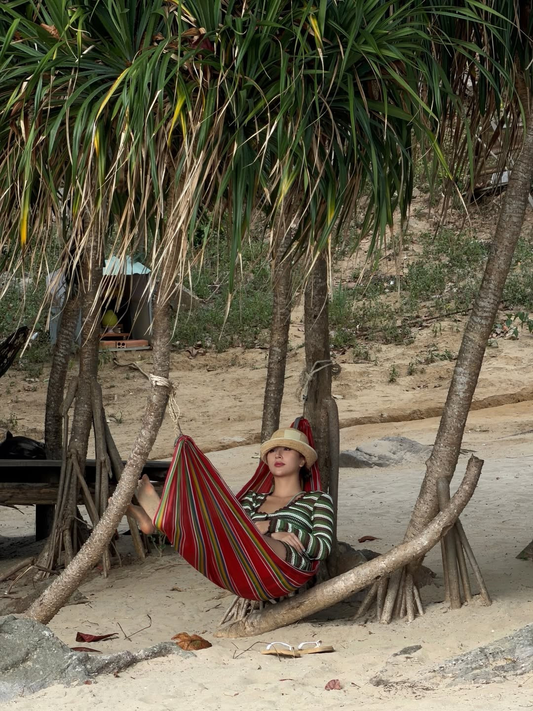 Từ việc cùng thả dáng bên ván lướt sóng với hội chị em đến những phút giây thư giãn trên võng dưới bóng cây xanh, Quỳnh Anh Shyn đều khiến người hâm mộ khó rời mắt. (Ảnh: IGNV)