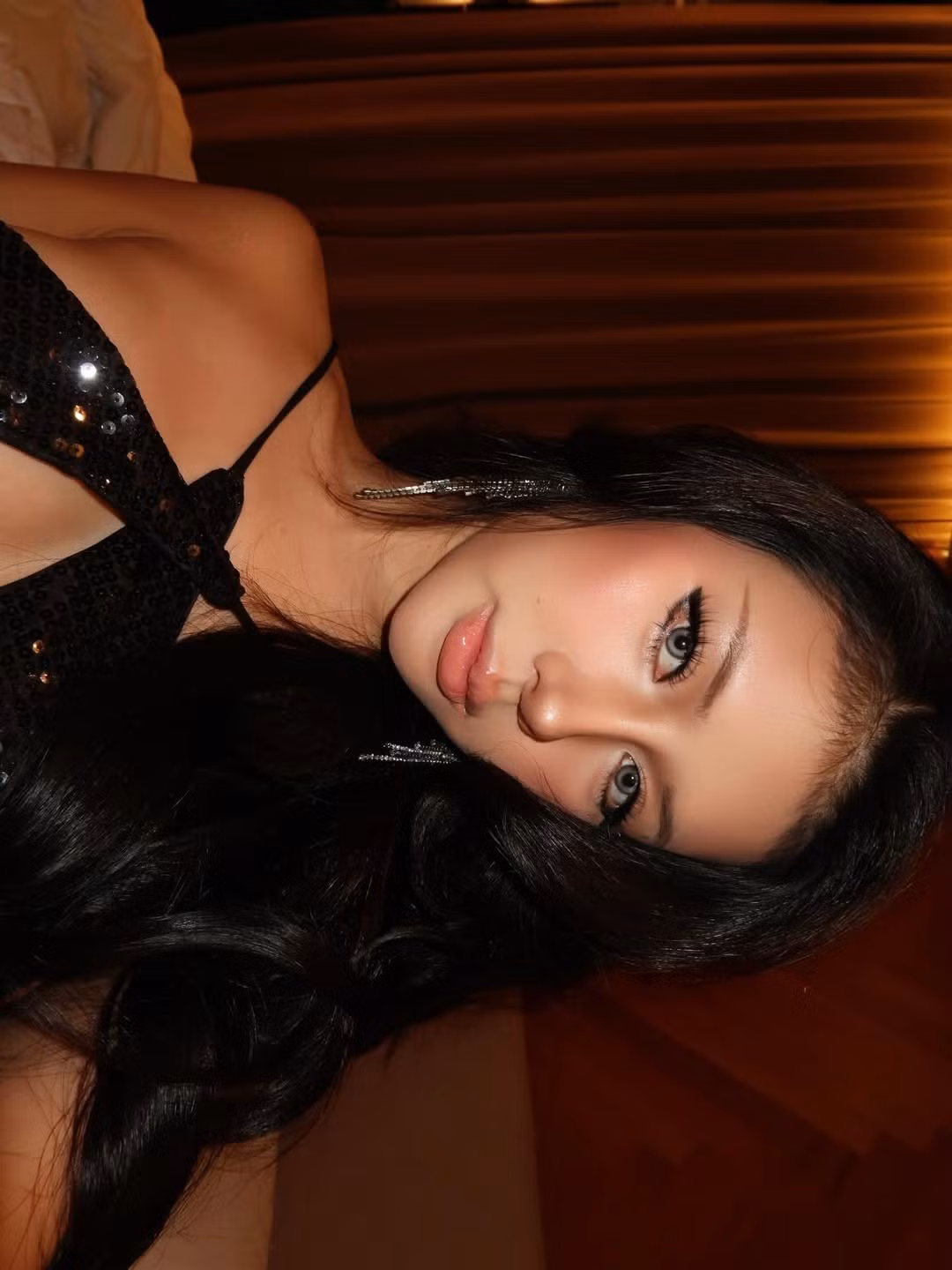 Không chỉ dừng lại ở trang phục, Xuân Ca còn thể hiện thần thái tự tin, kiêu sa qua từng cử chỉ, góc chụp. (Ảnh: IGNV)