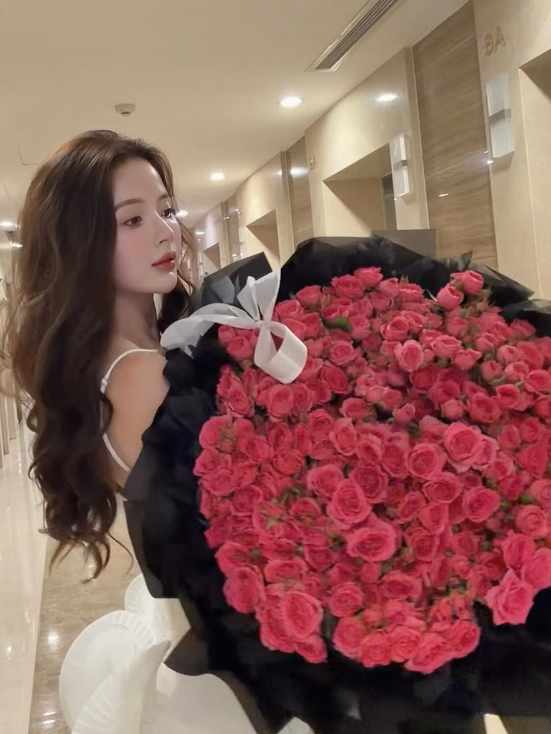 Cô diện chiếc váy hai dây màu trắng tinh khôi, khoe khéo bờ vai thon thả và vóc dáng cuốn hút. (Ảnh: IGNV)