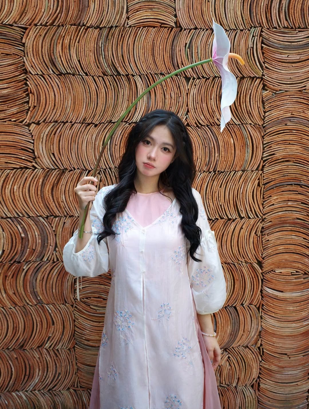 Việc sử dụng đạo cụ là một nhành hoa hồng hạc trắng tinh khôi không chỉ tạo điểm nhấn về thị giác mà còn tượng trưng cho sự thanh cao, thuần khiết - đúng như phong cách mà Vũ Nguyệt đang hướng tới. (Ảnh: IGNV)