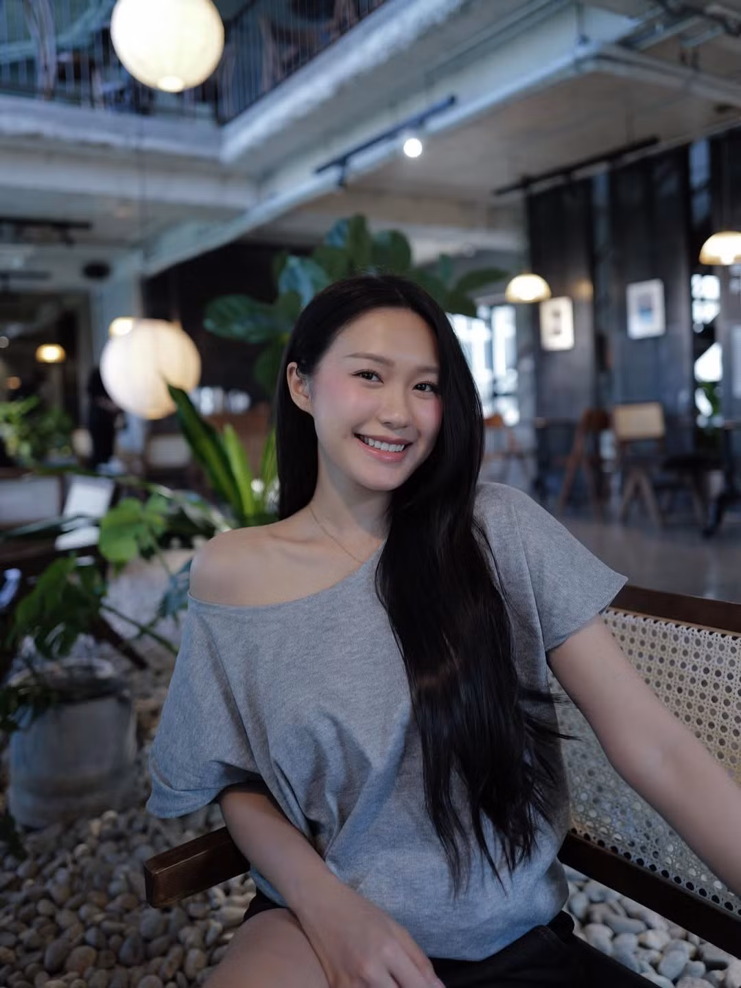 Mái tóc dài, đen nhánh buông xõa tự nhiên càng làm nổi bật nét đẹp thuần khiết, dịu dàng. (Ảnh: IGNV)