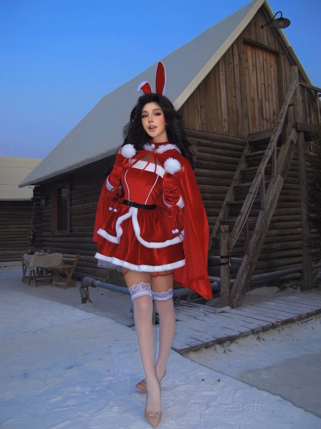 Điểm nhấn táo bạo nhất chính là chi tiết dây nịt đùi màu đỏ rực rỡ và phần áo được thiết kế cắt xẻ khéo léo, giúp tôn lên vóc dáng đồng hồ cát cùng làn da trắng sứ của cô nàng giữa bối cảnh tuyết trắng xóa.(Ảnh: IGNV)