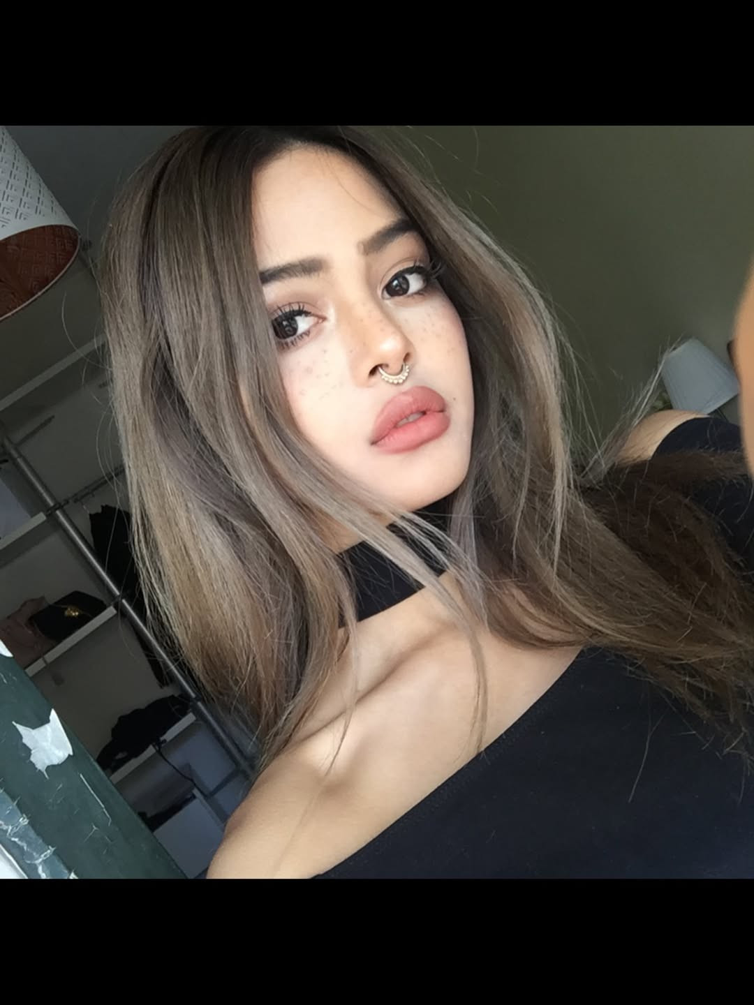 Những màu son nude được cô lăng xê đã tạo nên cơn sốt "cháy hàng" trên toàn châu Á, bao gồm cả Việt Nam. Tại thời điểm đó, mọi cô gái đều mong muốn sở hữu ít nhất một thỏi son có chữ ký của Lily để có được vẻ ngoài thời thượng như thần tượng. (Ảnh: IGNV)