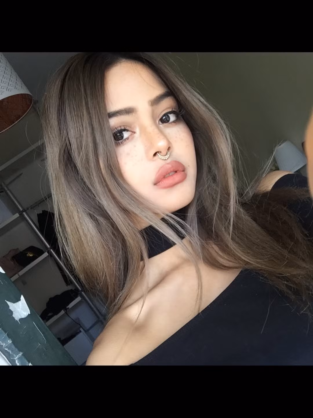 Những màu son nude được cô lăng xê đã tạo nên cơn sốt "cháy hàng" trên toàn châu Á, bao gồm cả Việt Nam. Tại thời điểm đó, mọi cô gái đều mong muốn sở hữu ít nhất một thỏi son có chữ ký của Lily để có được vẻ ngoài thời thượng như thần tượng. (Ảnh: IGNV)