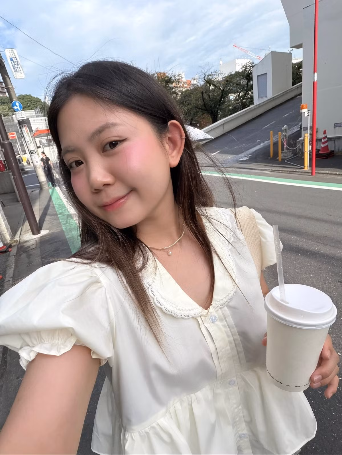 Mạch Khanh không chỉ xinh đẹp mà còn là một hình mẫu về sự kiên trì. Cô gái sinh năm 1996 này từng tốt nghiệp ngành Thiết kế đồ họa tại Đại học Kiến trúc TP.HCM nhưng đã quyết định rẽ ngang để theo đuổi ước mơ trở thành phi công. (Ảnh: FBNV)