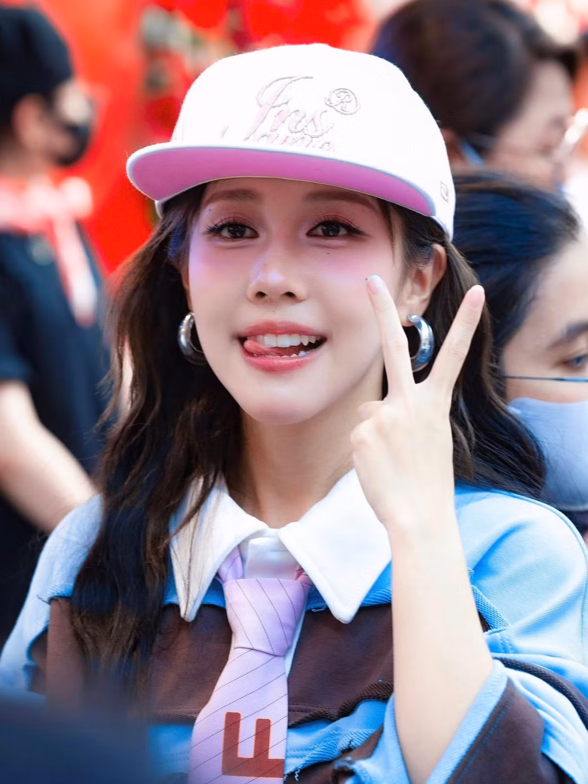 Hậu Hoàng là một cái tên quen thuộc được giới trẻ Việt Nam vô cùng yêu mến.Cô được mệnh danh là "Thánh nữ nhạc chế" nhờ phong cách nội dung độc đáo và nguồn năng lượng tích cực không lẫn vào đâu được. (Ảnh: FBNV)