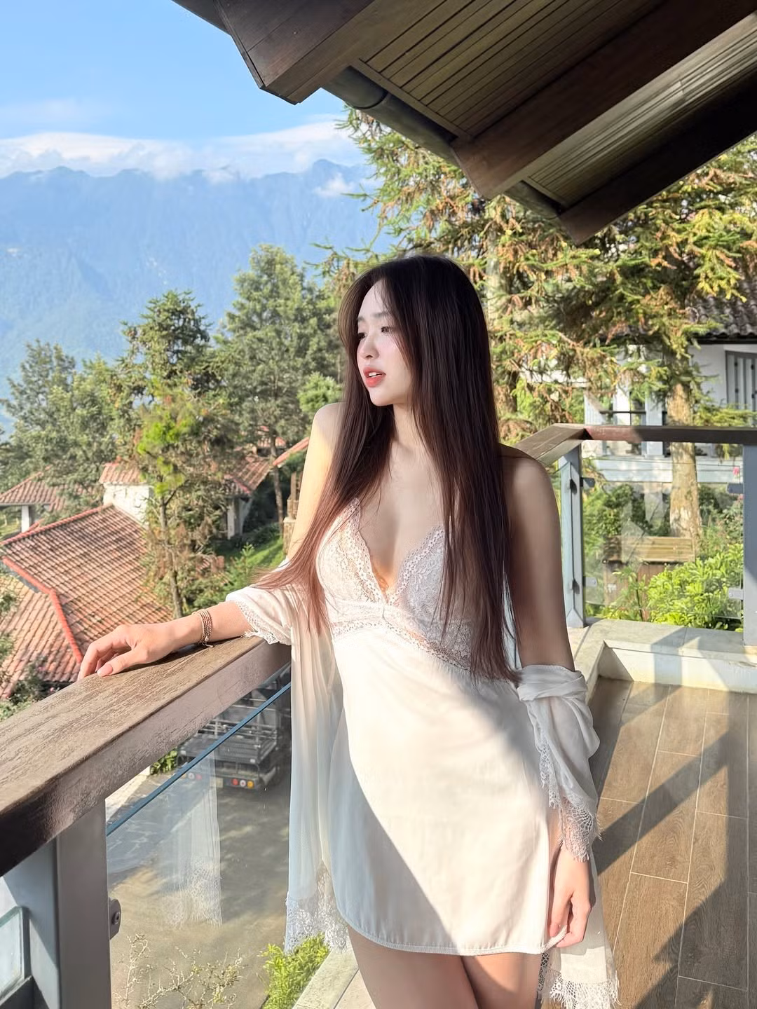 Từ góc nghiêng "thần thánh" khoe sống mũi cao vút, ánh mắt mơ màng đón nắng, đến nụ cười tươi rói tỏa nắng, mọi khoảnh khắc của Phương Anh đều toát lên vẻ đẹp vừa thanh thoát, vừa quyến rũ khó cưỡng. (Ảnh: IGNV)