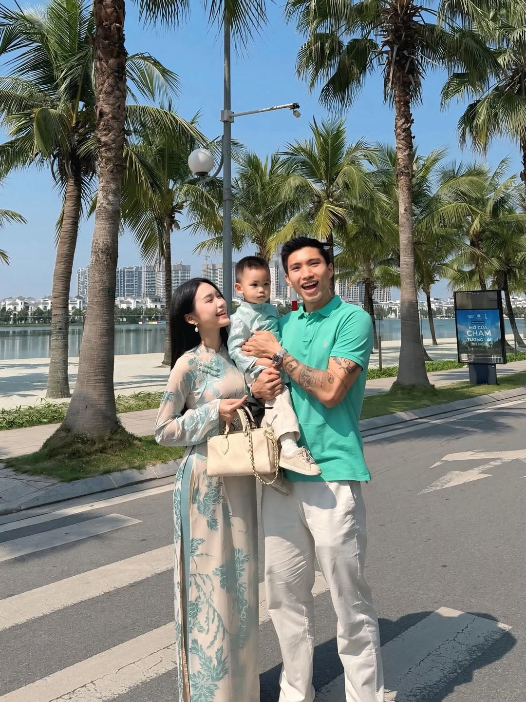 Dịp đầu năm mới, Đoàn Văn Hậu cùng gia đình vợ rạng rỡ du xuân trong không khí ấm áp. (Ảnh: IG @_doanhaimy)