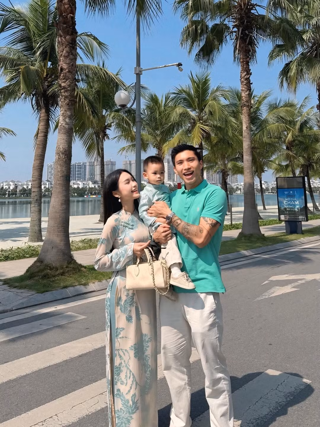 Dịp đầu năm mới, Đoàn Văn Hậu cùng gia đình vợ rạng rỡ du xuân trong không khí ấm áp. (Ảnh: IG @_doanhaimy)