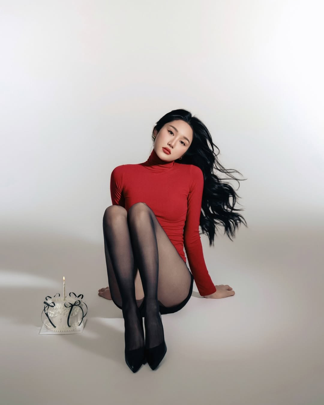 Mina Young trong bộ ảnh tuổi mới chọn lối trang điểm đậm với điểm nhấn là đôi môi đỏ quyến rũ và ánh mắt biết nói. Cách tạo dáng của cô nàng cũng nhận được nhiều lời khen ngợi vì sự đa dạng. (Ảnh: IGNV)