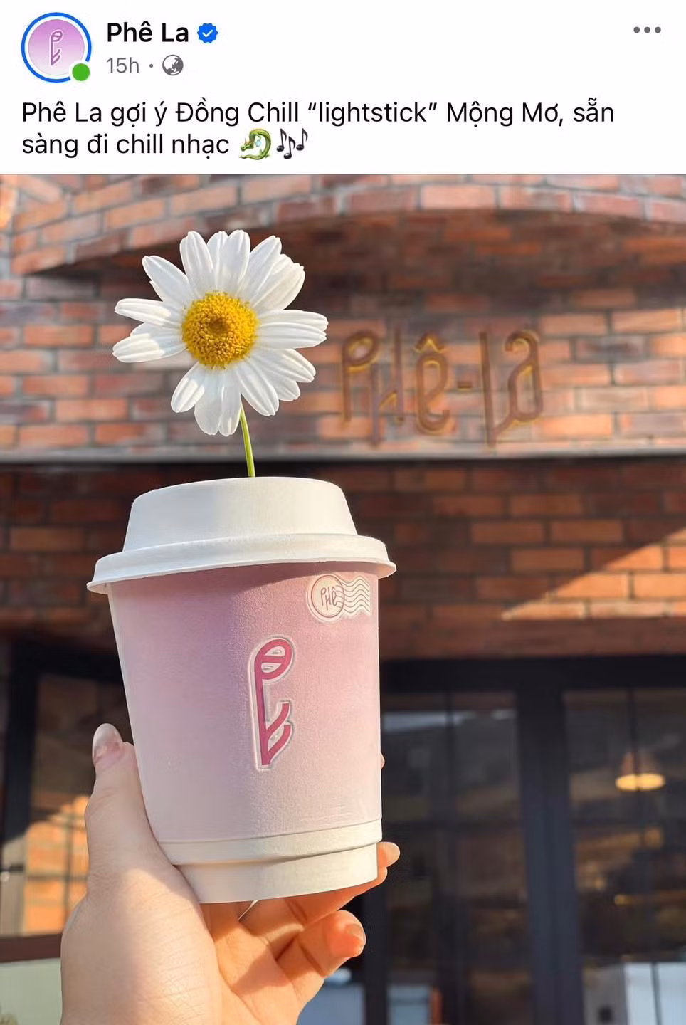 Nhiều bạn trẻ đã tìm cách để sở hữu những phiên bản đồ uống độc đáo này.