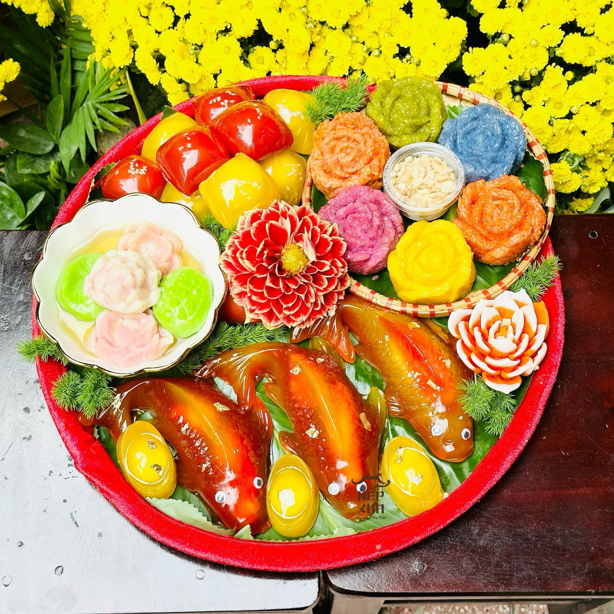 Điểm khác biệt dễ nhận thấy nhất ở mâm cúng "made by Gen Z" chính là yếu tố thẩm mỹ. Với tư duy sáng tạo và đôi bàn tay khéo léo, các bạn trẻ đã biến tấu những món ăn quen thuộc trở nên lung linh hơn bao giờ hết.