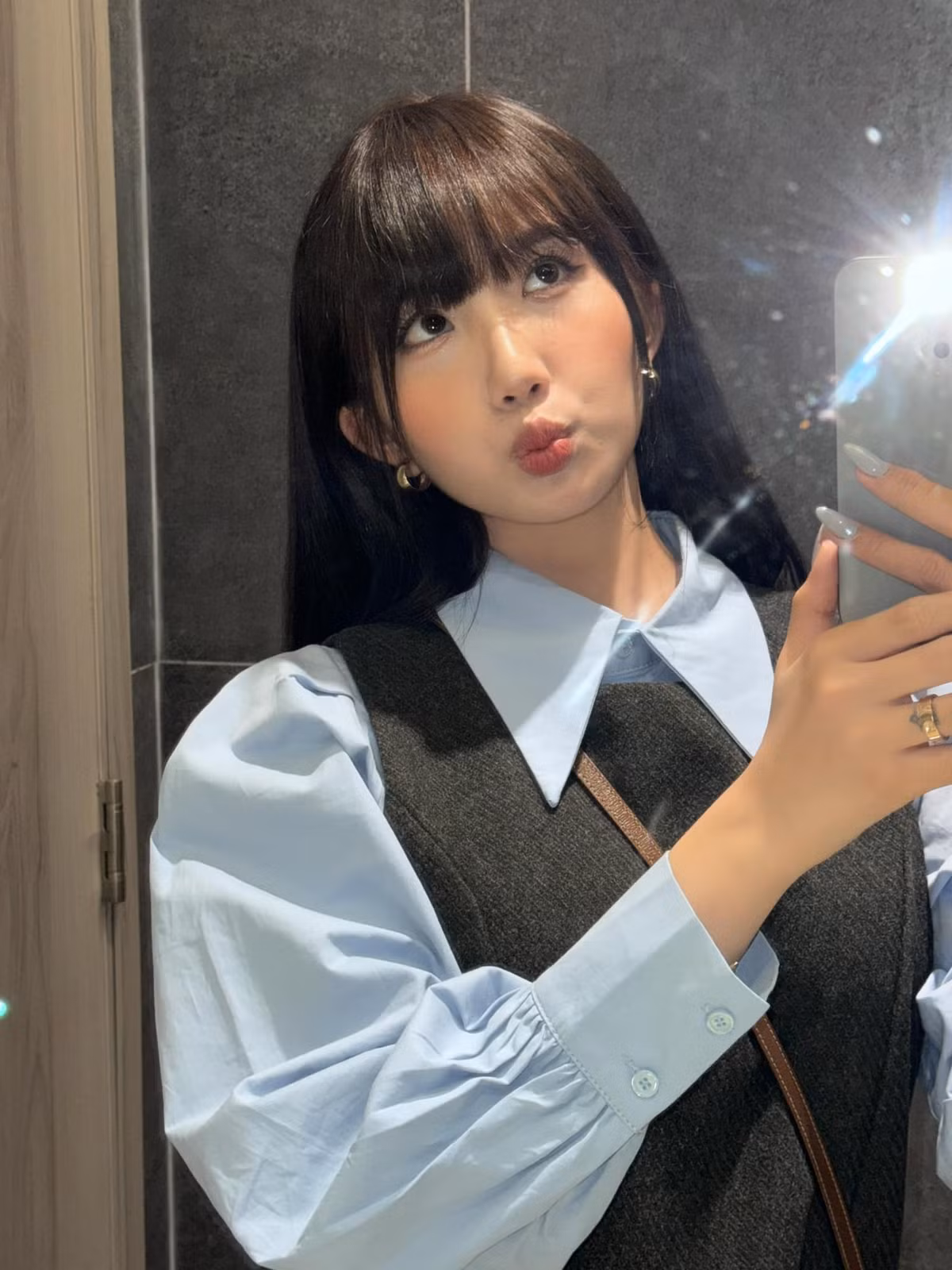 Trong giới hot girl Việt, Xoài Non (tên thật Phạm Thùy Trang) và Huyền 2k4 (Lê Thị Khánh Huyền) là hai cái tên nổi bật không chỉ bởi nhan sắc xinh đẹp mà còn bởi quyết định "theo chồng bỏ cuộc chơi" từ rất sớm. Tuy nhiên, sự trùng hợp ngẫu nhiên về độ tuổi kết hôn cũng đi kèm với cái kết chưa được viên mãn cho cuộc hôn nhân của họ.