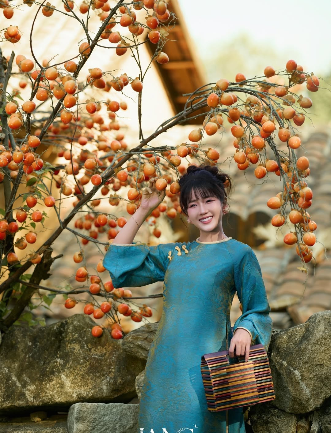 Kiều Trinh khéo léo kết hợp cùng một chiếc túi xách làm từ mây tre đan đa sắc. Món phụ kiện thủ công này không chỉ là điểm nhấn thú vị cho tổng thể bộ trang phục mà còn thể hiện sự tinh tế của cô nàng trong việc tôn vinh những giá trị văn hóa Việt và lối sống xanh. (Ảnh: IGNV)