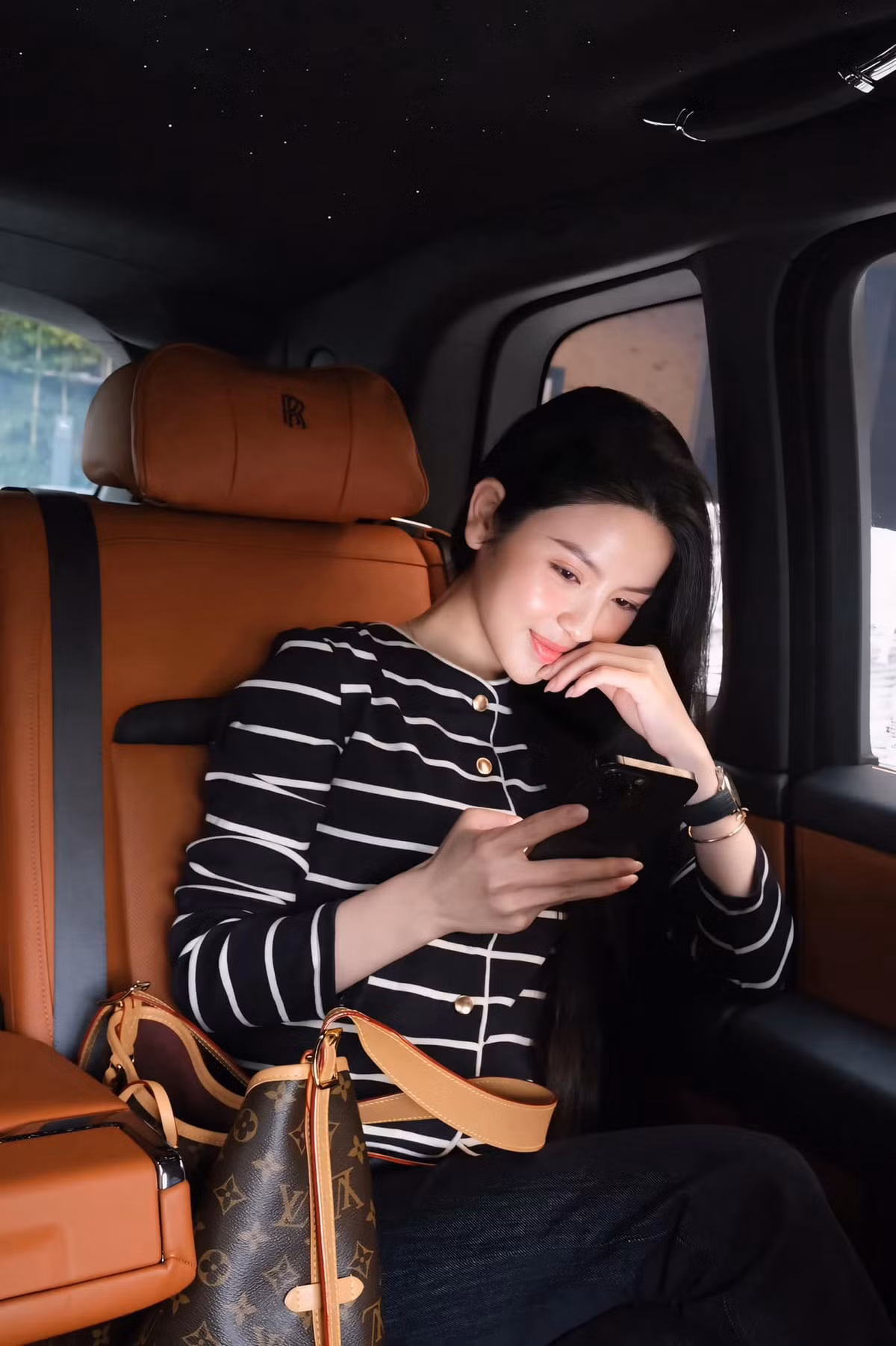 Thực tế, trước đây bà xã Quang Hải có xuất phát điểm gương mặt ưa nhìn, làn da trắng trẻo. Song tổng quan, nhan sắc của Chu Thanh Huyền khi ấy chưa được hoàn hảo.