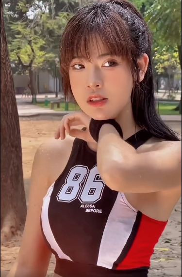 Una Hoàng Tố Uyên, một gương mặt quen thuộc trong giới hot girl và diễn xuất, mới đây đã làm "dậy sóng" cộng đồng mạng chỉ với một đoạn clip chơi bóng rổ kéo dài 17 giây. (Ảnh: FBNV)