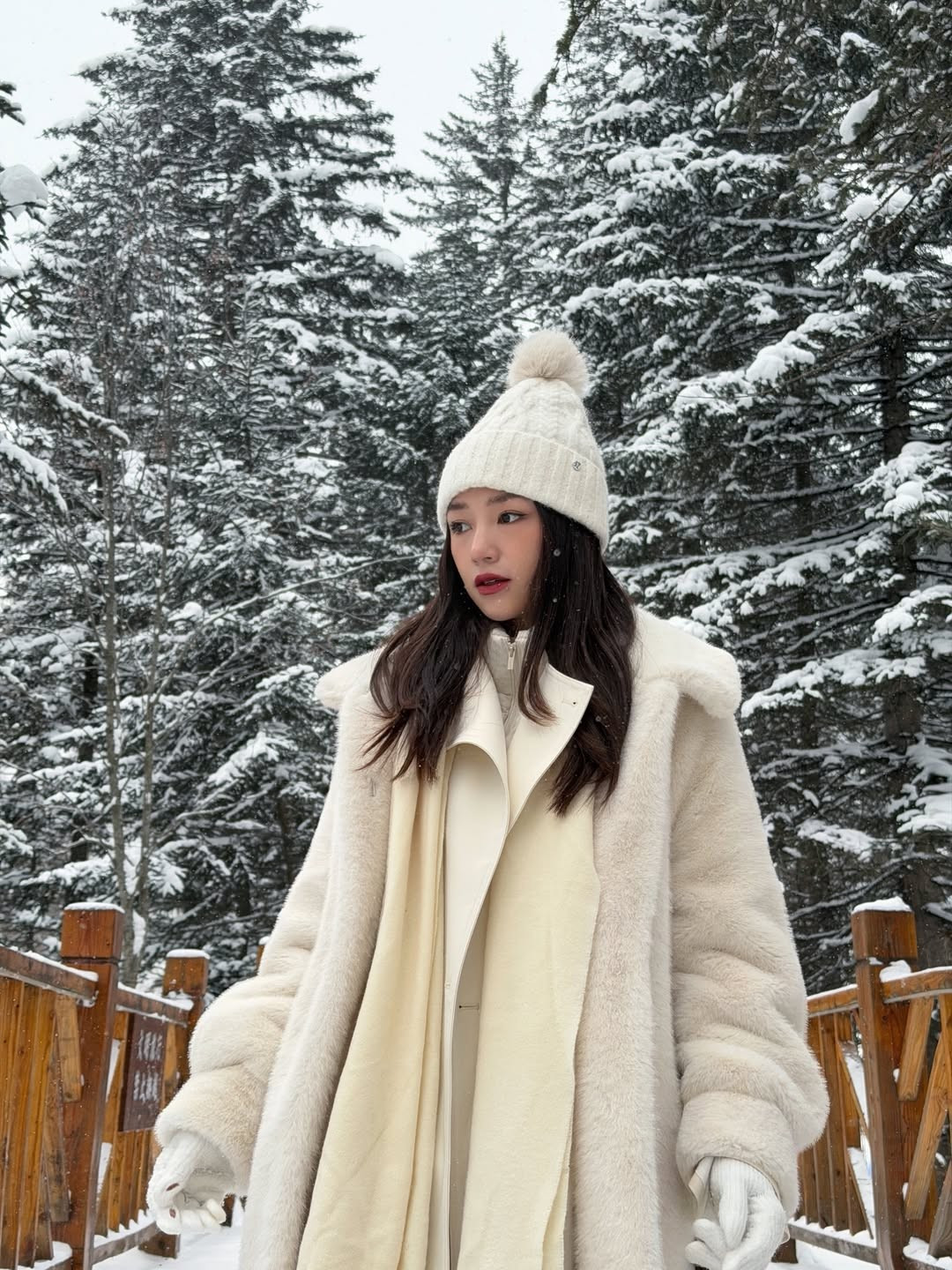 Mới đây, hot girl Salim đã khiến cộng đồng mạng không khỏi trầm trồ khi đăng tải bộ ảnh du lịch tại một ngôi làng tuyết trắng xóa. Giữa khung cảnh thiên nhiên hùng vĩ và thơ mộng, "mẹ bỉm" Salim khoe nhan sắc thăng hạng, thanh khiết tựa "nàng thơ tuyết". (Ảnh: IGNV)
